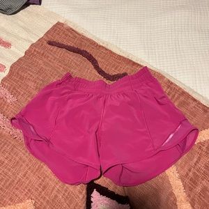 Lululemon Hotty Hot Low-Rise lined 4”